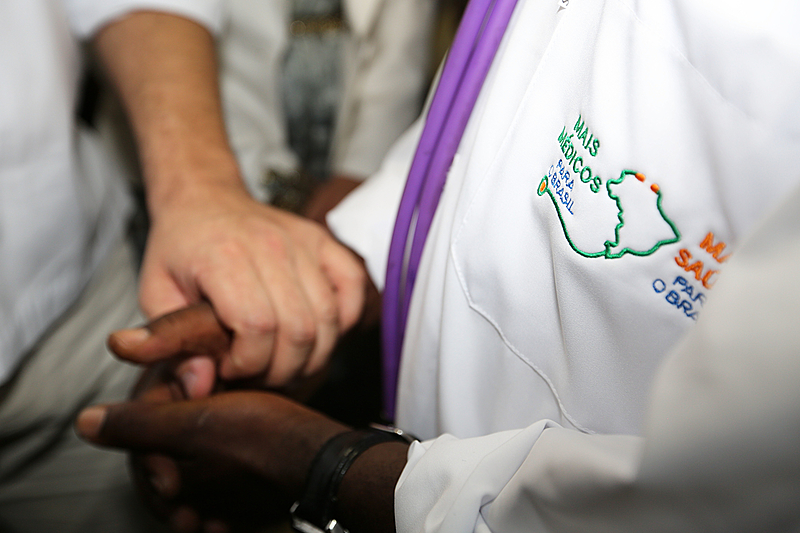Justiça determina recontratação de médicos cubanos atacados por Bolsonaro
