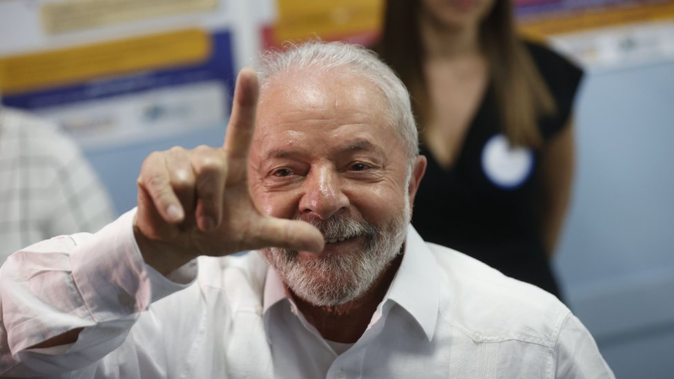 Lula anuncia projeto para igualar salários de homens e mulheres