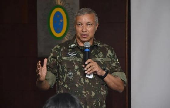 Lula demite general cuiabano do comando do Exército