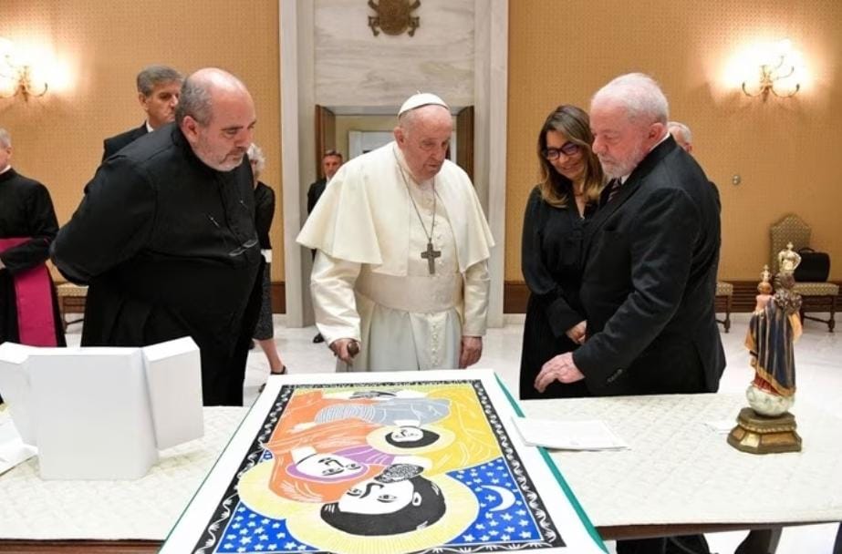 Lula presenteia o Papa Francisco com obra de J. Borges
