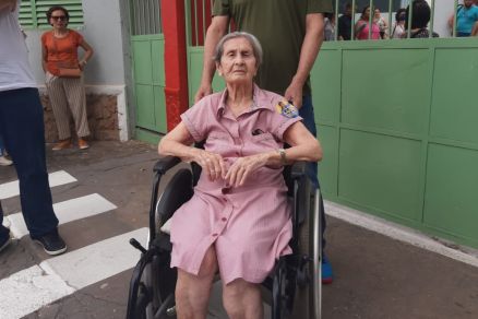 Mãe de Dante vota e faz mistério: "voto é secreto"