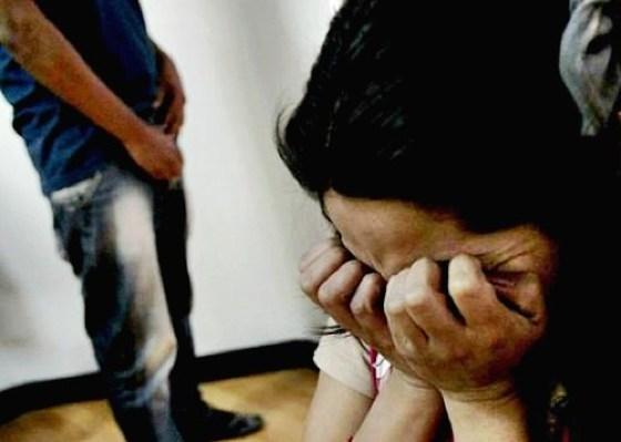 Mãe salva filha de ser estuprada por homem que andava pelado em casa