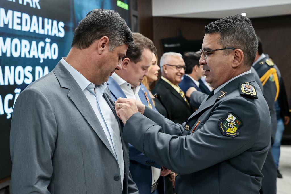 Mais de 200 autoridades são homenageadas com Medalha de 190 Anos da Polícia Militar