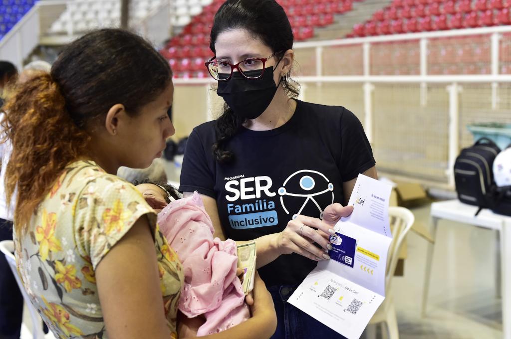Mais de seis mil moradores de Cuiabá receberão cartões do SER Família