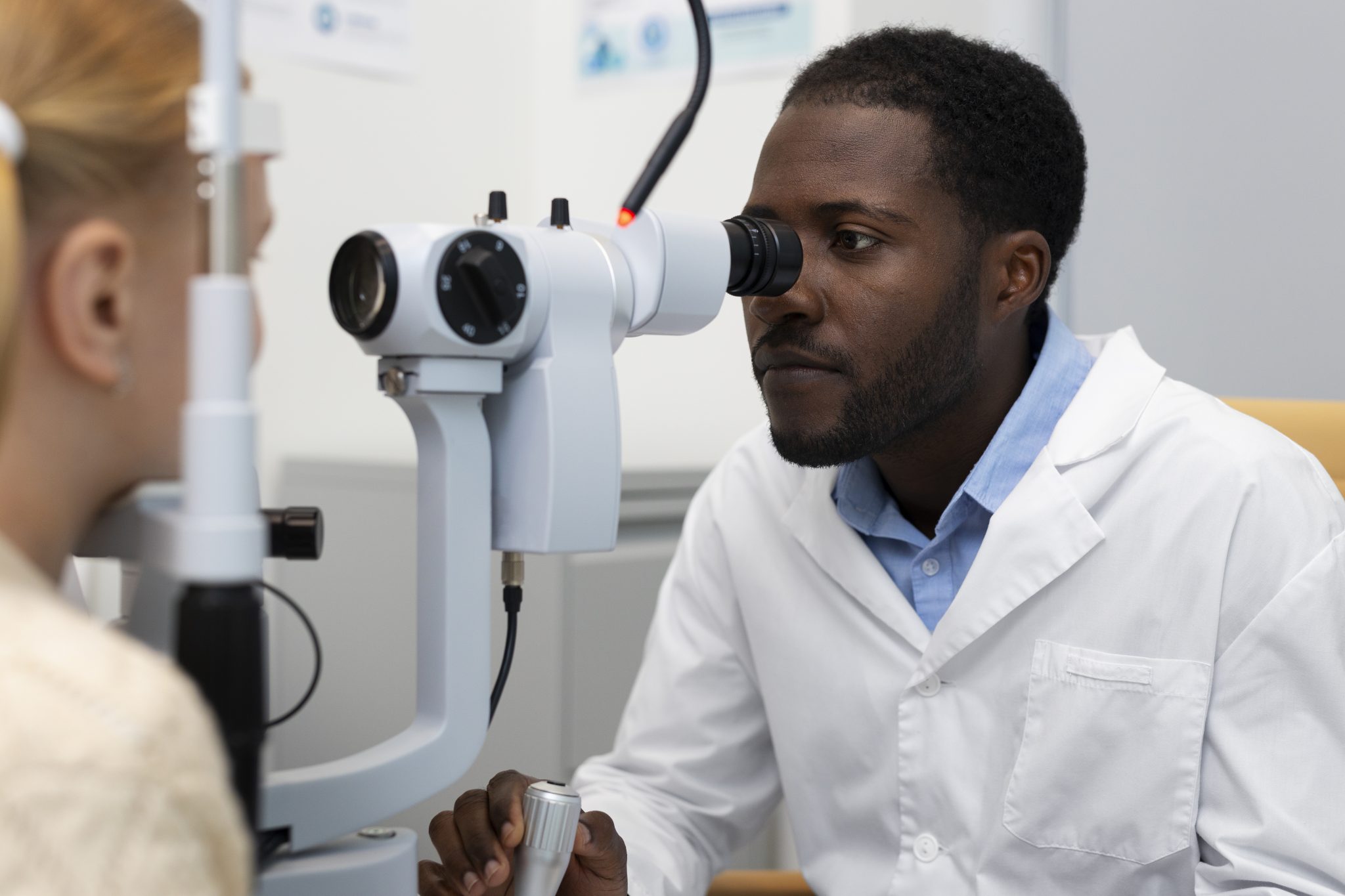 Mais telas, menos piscadas: especialistas alertam para riscos aos olhos no Dia da Saúde Ocular
