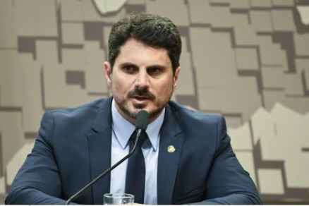 Marcos do Val muda versão, isenta Bolsonaro e recua da renúncia no Senado