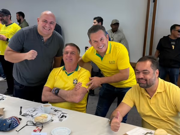 Mauro Mendes se aproxima de Bolsonaro e se posiciona como candidato ao Senado em 2026