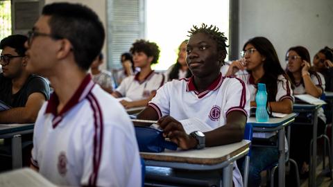 MEC está ouvindo professores, pais e alunos para criar proposta que vai proibir celular nas escolas