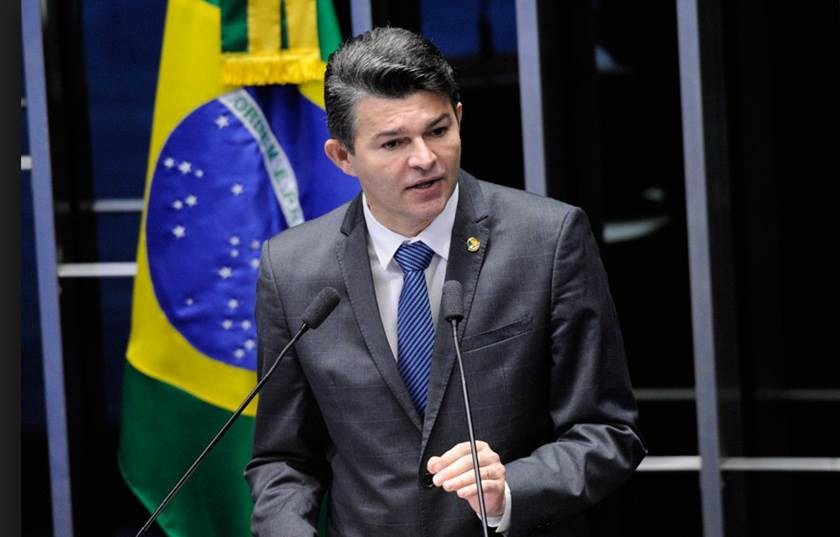 Medeiros diz que senador faz "fake News" e defende Bolsonaro