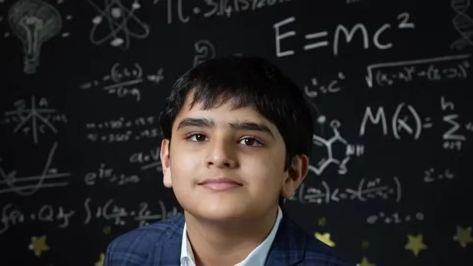 Menino de 10 anos alcança pontuação máxima em teste de QI e supera Albert Einstein e Stephen Hawking