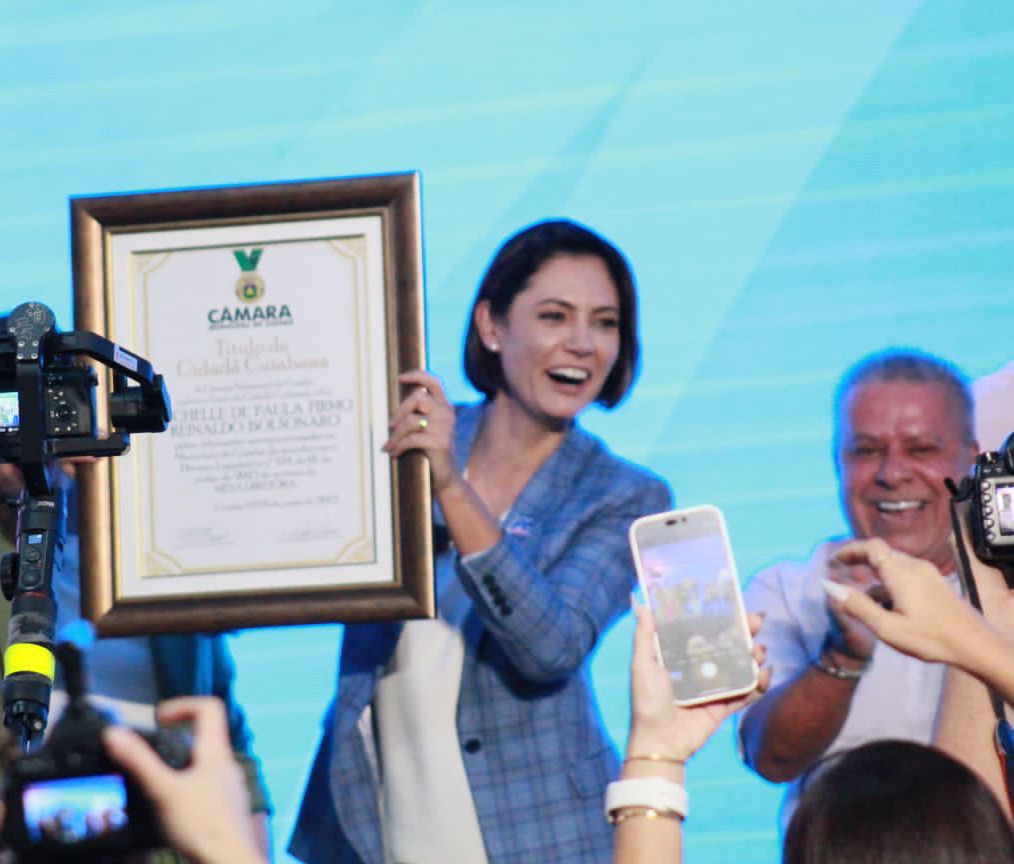 Michelle Bolsonaro recebe título de cidadã  cuiabana