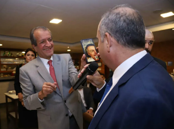 Michelle comparece a jantar e Bolsonaro apoia Marinho por vídeo chamada