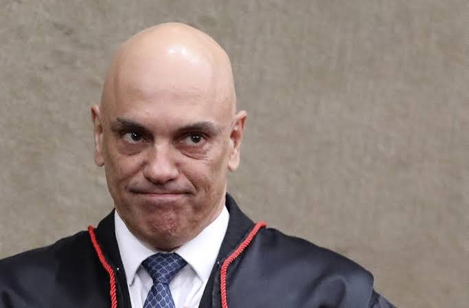 Ministro Alexandre de Moraes determina desbloqueio de vias públicas ocupadas por caminhões