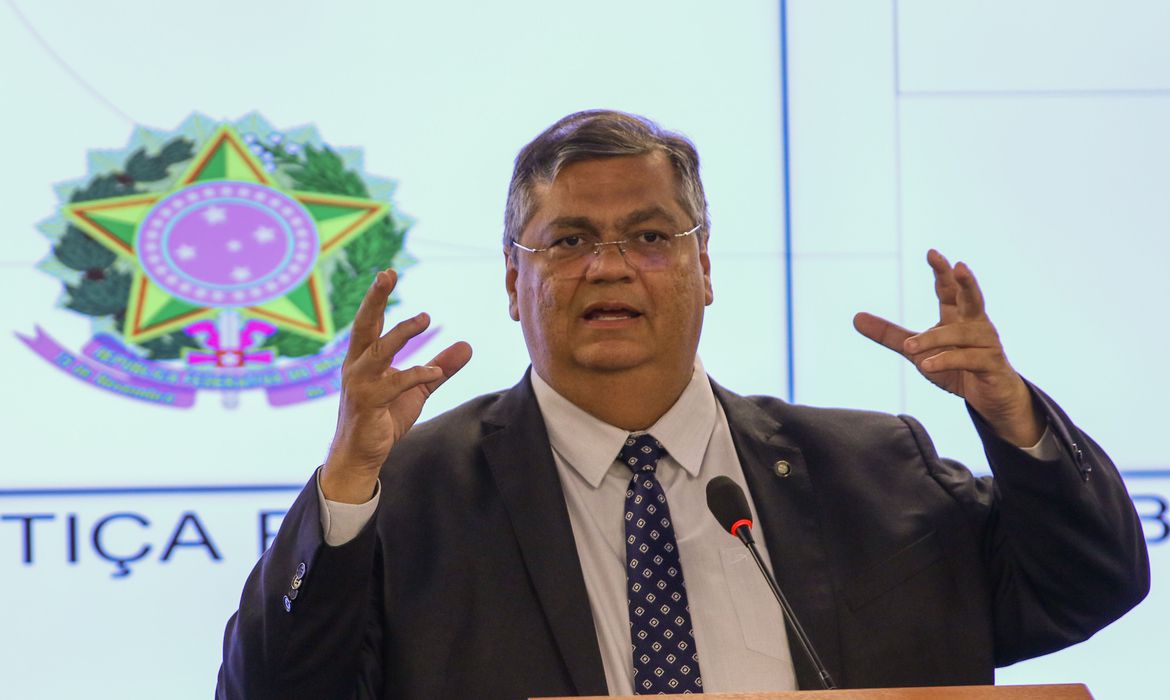 Ministro atribui chacina à 'política armamentista irresponsável’