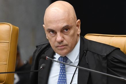 Moraes mantém prisão de 942 bolsonaristas por atos em Brasília e libera 464