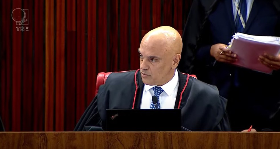 Moraes nega pedido para investigar inserções nas rádios e diz que campanha de Bolsonaro pode ter agido para 'tumultuar' as eleições