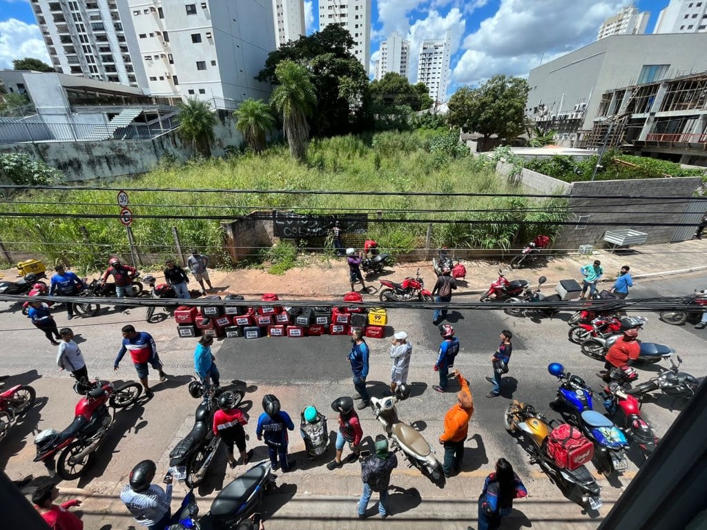 Motoboys prestam homenagem a entregador que morreu atropelado ao desviar de buraco em Cuiabá; veja o vídeo