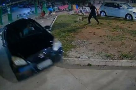 Motorista invade feira, atropela dona de espetinho