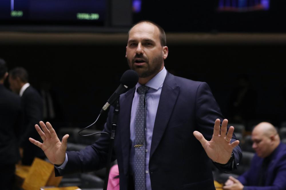 Motta barra Eduardo Bolsonaro como líder da Minoria e abre espaço para cassação por faltas