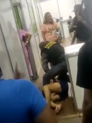 Mulher é presa após arrumar confusão em policlínica por demora no atendimento e desacatar policiais
