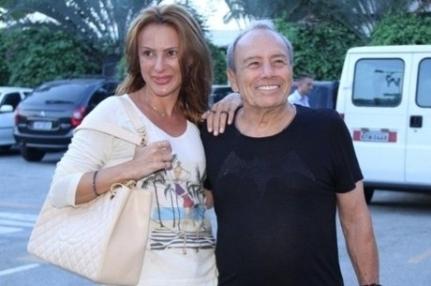 Mulher de Stênio Garcia é chamada de bruxa por internauta