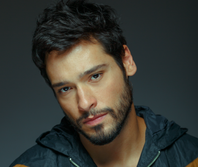 "Não assumi nada, sempre fui um ator gay", diz Bruno Fagundes