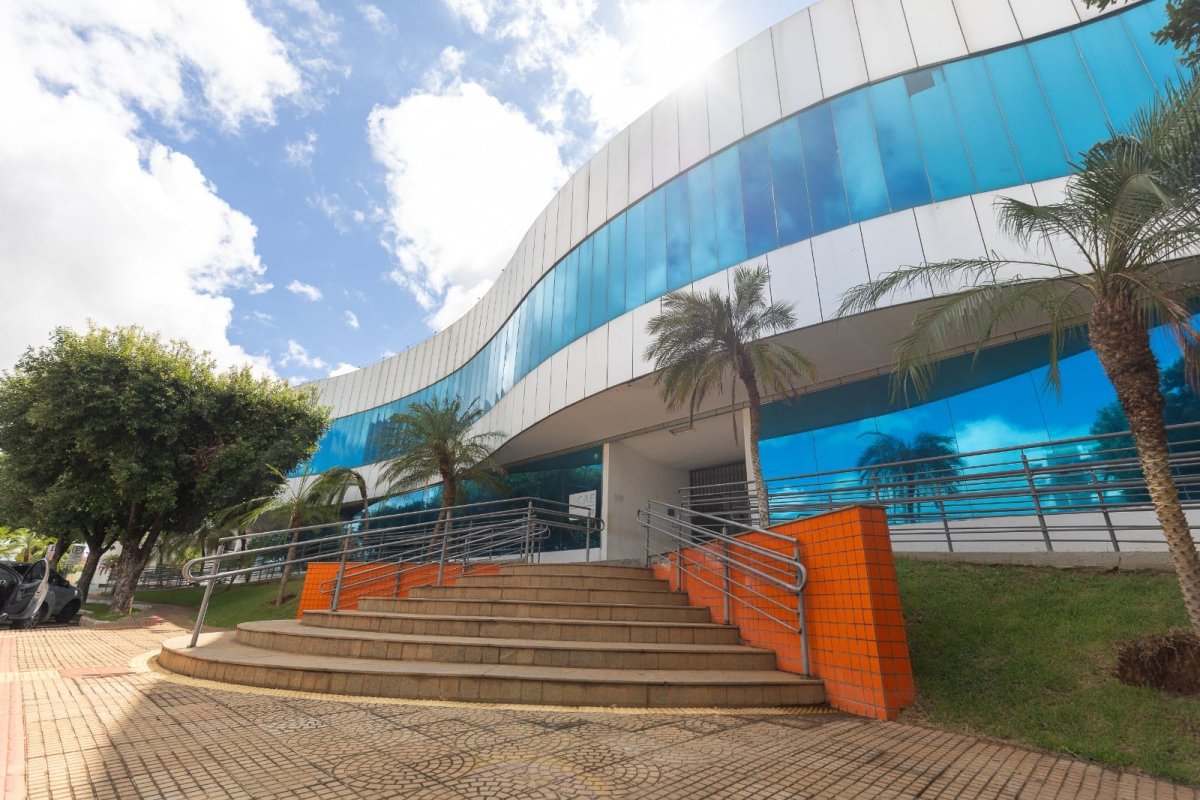 Professora é demitida por abandono de cargo após mais de três anos ausente e deve devolver R$ 12 mil ao município