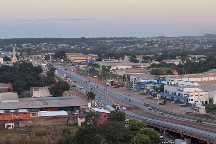 Justiça paralisa derrubada de árvores em avenida de Cuiabá devido às altas temperaturas