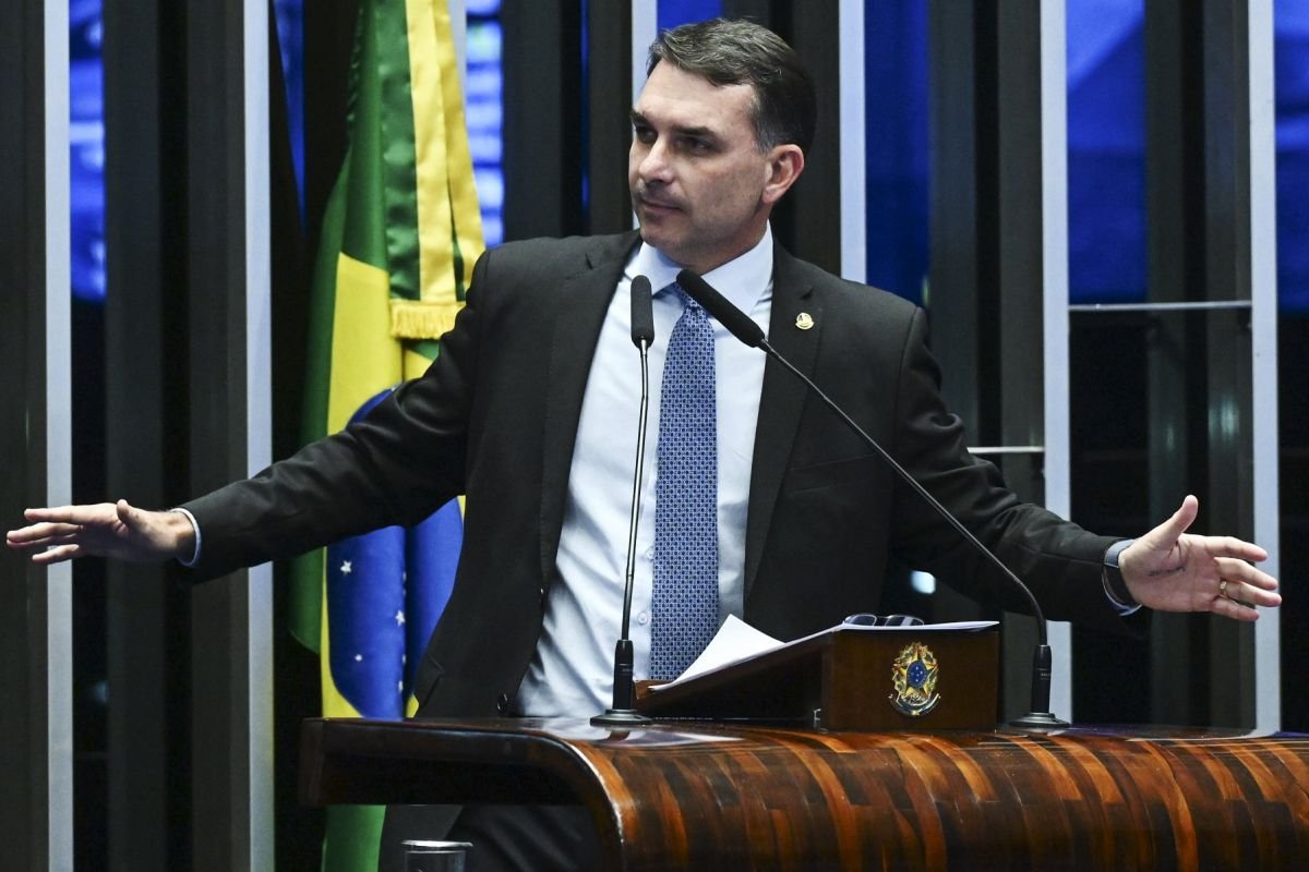 Flávio Bolsonaro promete anistiar envolvidos em 8 de Janeiro e subir rampa do Planalto em 2027