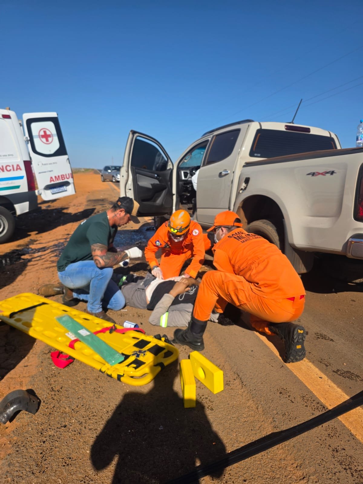 Colisão envolvendo duas caminhonetes deixa três pessoas feridas na BR-364 em Mato Grosso