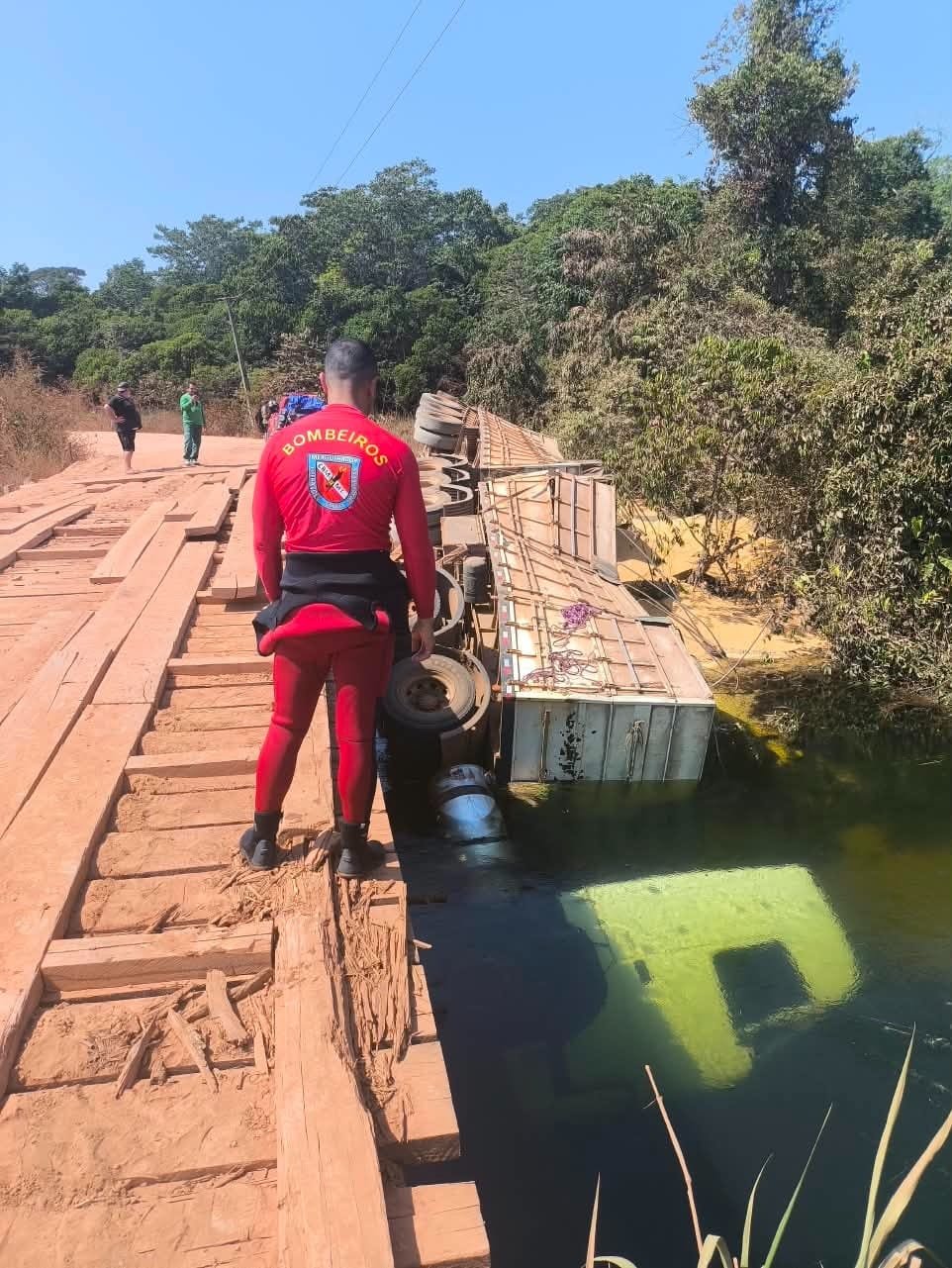 Bombeiros resgatam corpo de motorista após caminhão cair no Rio Mira-sol em Gaúcha do Norte