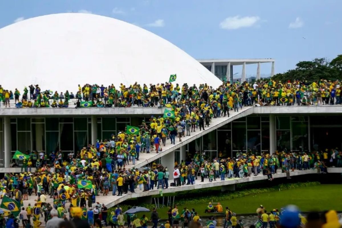 Flávio Bolsonaro promete anistia para envolvidos em 8 de janeiro se eleito presidente