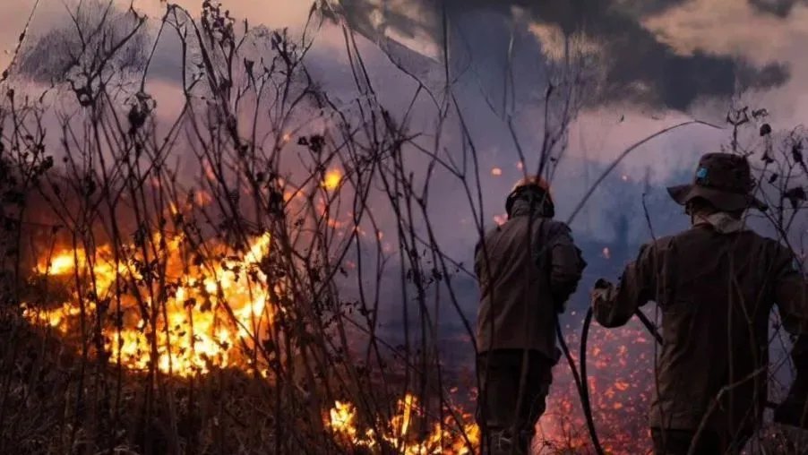 Bombeiros Militares enfrentam 25 incêndios simultâneos em Mato Grosso com operações em zonas urbanas e terras indígenas