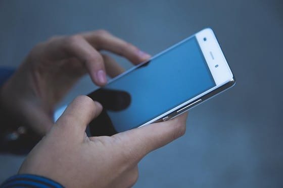 Criança de 11 anos agride mãe com faca após discussão sobre uso de celular em Mato Grosso