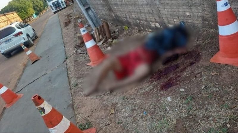 Homem é encontrado morto com ferimentos graves próximo a delegacia da PM em Mato Grosso