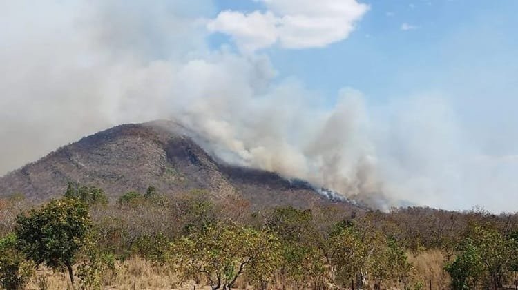 Chuva e operação aérea extinguem incêndio no Morro de Santo Antônio em Mato Grosso