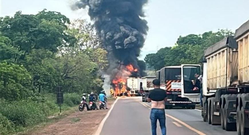 Colisão entre caminhões na BR-364 em Rosário Oeste deixa dois mortos e rodovia interditada