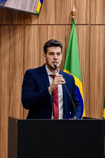 Todo fim de ano, um professor não sabe se volta à sala