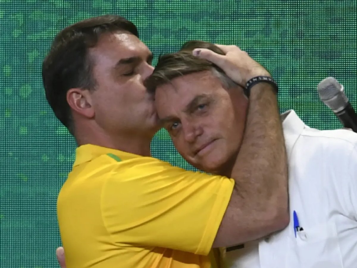 Flávio Bolsonaro visita pai após decisão de Moraes liberar encontro
