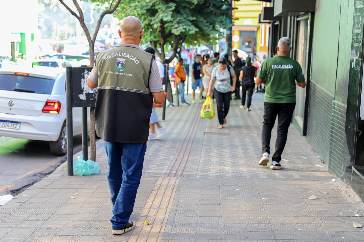 Prefeitura de Cuiabá intensifica fiscalização e avisa ambulantes sobre apreensão de mercadorias nas calçadas