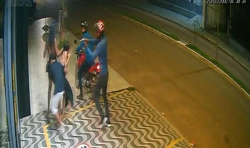 Câmera de segurança registra execução de jovem em Peixoto de Azevedo; vídeo revela disparos em avenida