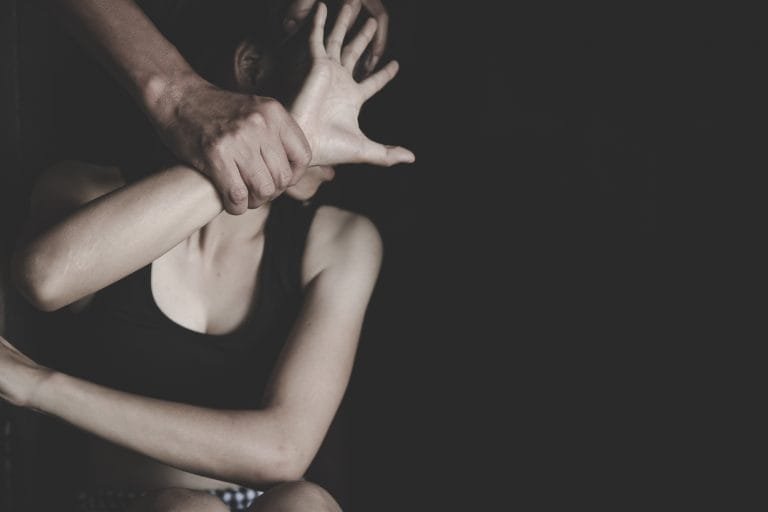 Homem é preso em flagrante por tentativa de homicídio contra esposa em Cuiabá após agressão com pedra e faca
