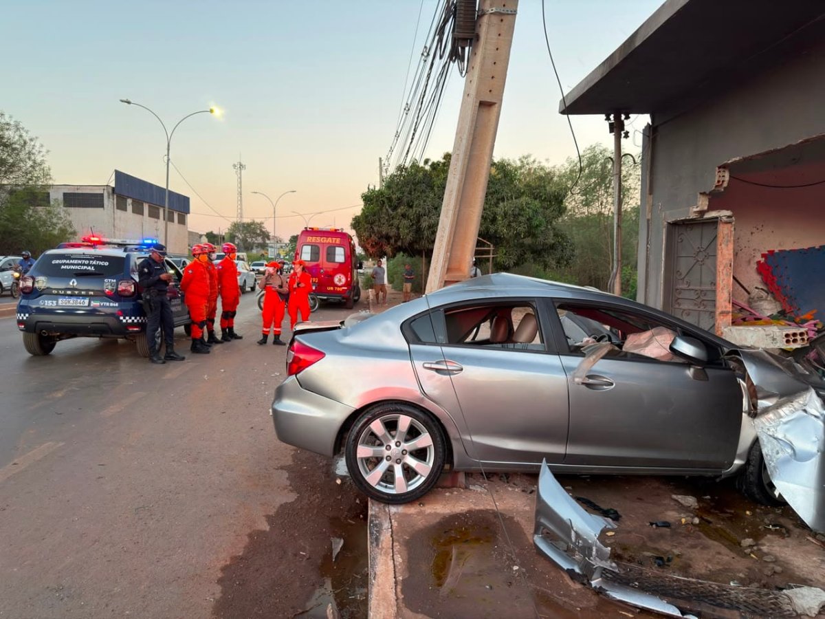 Jovem morre arremessado de carro após colisão em avenida de Várzea Grande