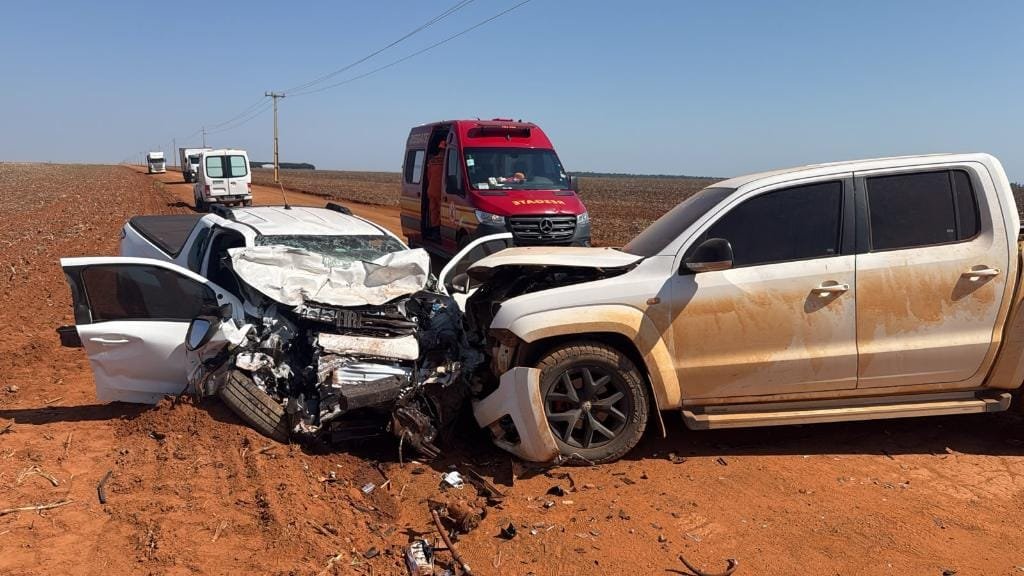 Colisão entre Fiat Strada e Volkswagen Amarok deixa motorista ferido em Nova Mutum