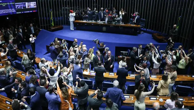 Senado aprova fim da escala 6x1 e reduz jornada para 40 horas semanais