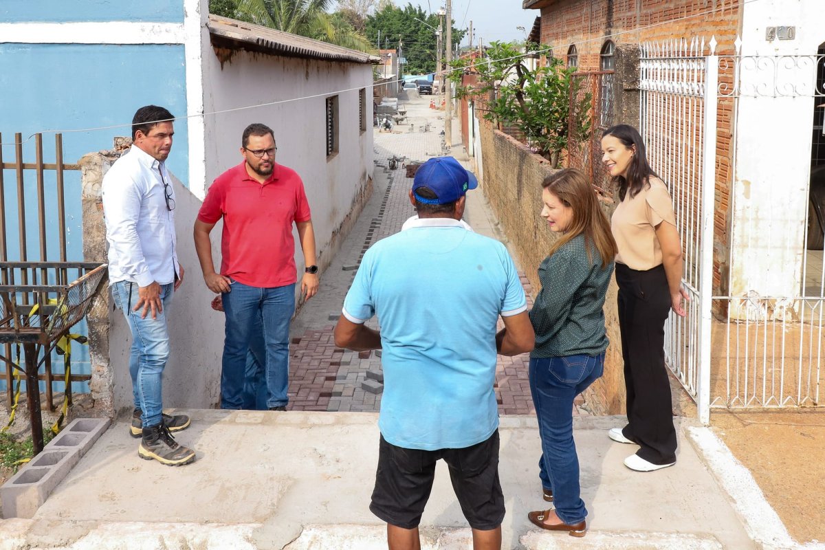 Prefeita Flávia Moretti inspeciona revitalização do Beco da Alameda em Várzea Grande