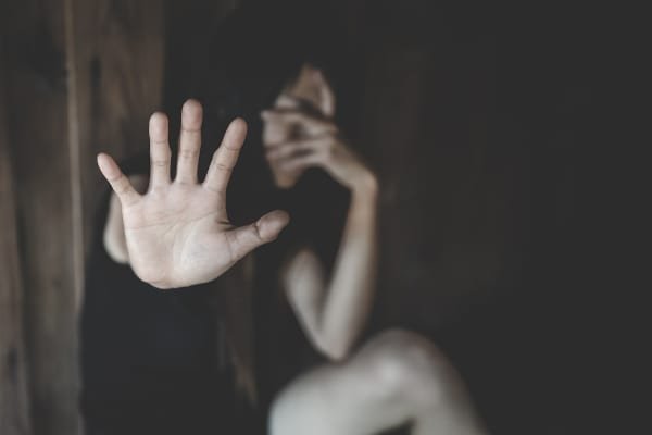 Homem é preso por agredir e ameaçar matar companheira em Cuiabá