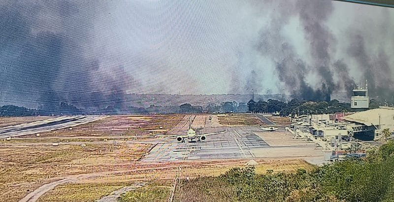 Incêndio de grandes proporções atinge vegetação no entorno do Aeroporto Marechal Rondon em Várzea Grande