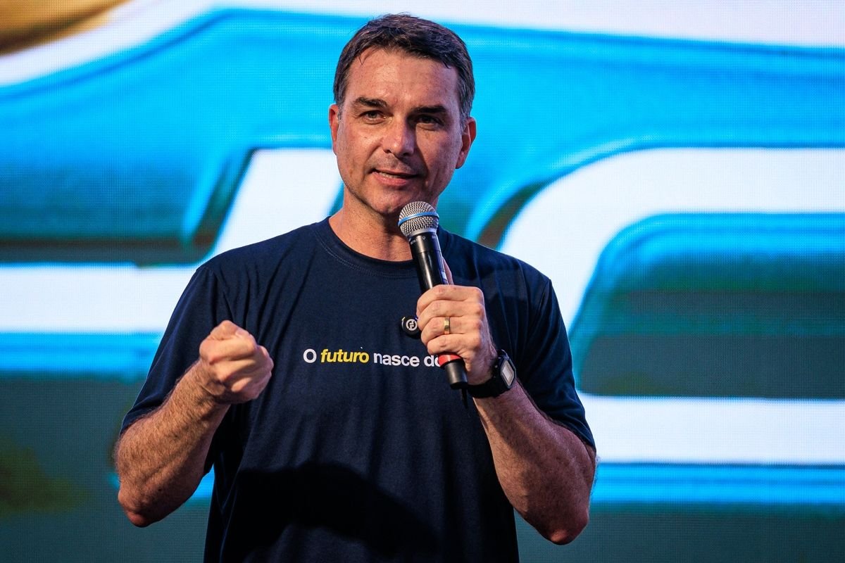 Flávio Bolsonaro enfrenta indefinição sobre vice antes da convenção do PL