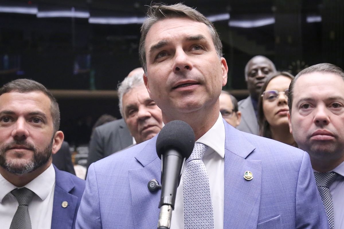 Flávio Bolsonaro pede desculpas e busca apoio de Michelle para candidatura presidencial